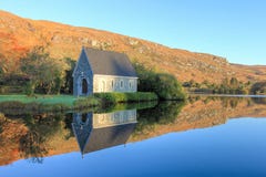Cappella in Gougane Barra ad alba in Irlanda. fotografia stock Cappella in Gougane Barra ad alba in Irlanda. fotografia stock