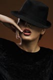 Cappello da portare della signora sexy elegante fotografia stock libera da diritti Cappello da portare della signora sexy elegante fotografia stock libera da diritti