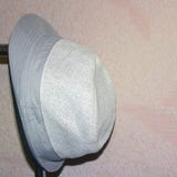 Cappello su un gancio immagine stock Cappello su un gancio immagine stock