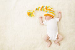 Cappello variopinto di sonno del bambino, bambino neonato che dorme nella tuta immagini stock Cappello variopinto di sonno del bambino, bambino neonato che dorme nella tuta immagini stock