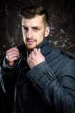 Cappotto d'uso dell'uomo bello fotografia stock Cappotto d'uso dell'uomo bello fotografia stock