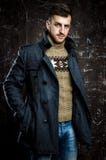 Cappotto d'uso dell'uomo bello immagini stock libere da diritti Cappotto d'uso dell'uomo bello immagini stock libere da diritti