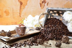 Cappuccino avec les grains de café et la carte du monde photos libres de droits Cappuccino avec les grains de café et la carte du monde photos libres de droits