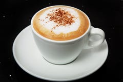 Cappuccino chaud délicieux avec de la cannelle dans une tasse blanche Images libres de droits Cappuccino chaud délicieux avec de la cannelle dans une tasse blanche Images libres de droits