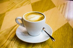 Cappuccino mit einem Muster auf der Haut lizenzfreie stockbilder Cappuccino mit einem Muster auf der Haut lizenzfreie stockbilder