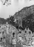 Capri, Italia, 1929 - le ragazze sfoggiano in vestito bianco durante le celebrazioni di San Costanzo, patrono dell'isola fotografia stock Capri, Italia, 1929 - le ragazze sfoggiano in vestito bianco durante le celebrazioni di San Costanzo, patrono dell'isola fotografia stock
