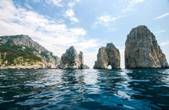 Capri, Italie - Faraglioni photo libre de droits Capri, Italie - Faraglioni photo libre de droits