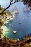 CAPRI, ITALIE, 1984 - quelques bateaux amarrent près du Faraglioni en mer brillante de Capri photographie stock libre de droits CAPRI, ITALIE, 1984 - quelques bateaux amarrent près du Faraglioni en mer brillante de Capri photographie stock libre de droits