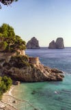 CAPRI, ITALIEN, 1984 - das Faraglioni stehen heraus vor dem hintergrund einer gewöhnlich Capri-Landschaft mit Torre Saracena in stockfoto CAPRI, ITALIEN, 1984 - das Faraglioni stehen heraus vor dem hintergrund einer gewöhnlich Capri-Landschaft mit Torre Saracena in stockfoto