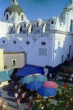 CAPRI ITALIEN, 1965 - kupolerna och valven av kyrkan av den Santo Stefano ställningen upptill av trappan av den berömda Piazzet royaltyfri foto CAPRI ITALIEN, 1965 - kupolerna och valven av kyrkan av den Santo Stefano ställningen upptill av trappan av den berömda Piazzet royaltyfri foto