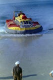 CAPRI, ITALIË, 1967 - het hovercraftland op de pijler van Marina Grande di Capri stock afbeeldingen CAPRI, ITALIË, 1967 - het hovercraftland op de pijler van Marina Grande di Capri stock afbeeldingen