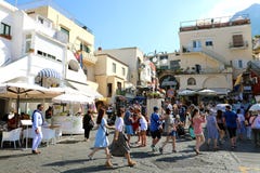 CAPRI, ITALIË - JULI 4, 2018: menigte van toeristen in Marina Grande-haven van Capri-Eiland, Italië stock fotografie CAPRI, ITALIË - JULI 4, 2018: menigte van toeristen in Marina Grande-haven van Capri-Eiland, Italië stock fotografie