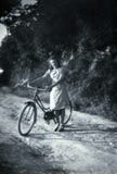 Capri, Itália, 1932 - uma menina sorri alegremente com sua bicicleta foto de stock royalty free Capri, Itália, 1932 - uma menina sorri alegremente com sua bicicleta foto de stock royalty free