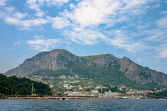 Capri, Włochy - widok wyspa od morza fotografia royalty free Capri, Włochy - widok wyspa od morza fotografia royalty free