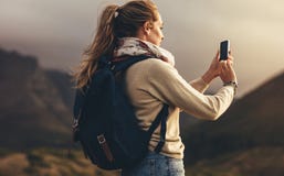 Capturando a opinião da paisagem para seus meios sociais imagens de stock Capturando a opinião da paisagem para seus meios sociais imagens de stock