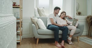 Capturando un par por la mañana tiene un rato agradable junto en sala de estar con estilo acogedor, él está mirando a través metrajes Capturando un par por la mañana tiene un rato agradable junto en sala de estar con estilo acogedor, él está mirando a través metrajes