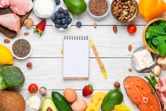 Capítulo hecho de dieta quetogénica del keto del carburador bajo sano de la comida con el cuaderno del papel altos buenos product fotos de archivo libres de regalías Capítulo hecho de dieta quetogénica del keto del carburador bajo sano de la comida con el cuaderno del papel altos buenos product fotos de archivo libres de regalías