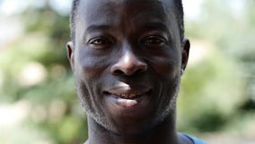 Cara afroamericana negra del retrato del hombre almacen de video Cara afroamericana negra del retrato del hombre almacen de video
