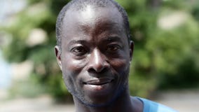 Cara afroamericana negra del retrato del hombre almacen de video Cara afroamericana negra del retrato del hombre almacen de video