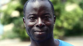 Cara afroamericana negra del retrato del hombre almacen de metraje de vídeo Cara afroamericana negra del retrato del hombre almacen de metraje de vídeo