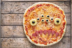 Cara assustador criativa do zombi do monstro do alimento de Dia das Bruxas com o petisco da pizza dos olhos Imagem de Stock Royalty Free Cara assustador criativa do zombi do monstro do alimento de Dia das Bruxas com o petisco da pizza dos olhos Imagem de Stock Royalty Free
