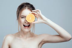 Cara bonita da mulher com a laranja suculenta no fundo cinzento Beleza natural e termas imagem de stock royalty free Cara bonita da mulher com a laranja suculenta no fundo cinzento Beleza natural e termas imagem de stock royalty free