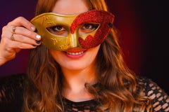 Cara da mulher do close up com máscara vermelha dourada do carnaval na obscuridade Imagem de Stock Cara da mulher do close up com máscara vermelha dourada do carnaval na obscuridade Imagem de Stock