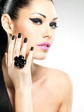 Cara da mulher bonita com pregos pretos e os bordos cor-de-rosa Imagem de Stock Cara da mulher bonita com pregos pretos e os bordos cor-de-rosa Imagem de Stock