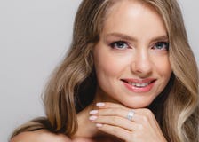 Cara de la belleza de las mujeres Modelo rubio hermoso Girl de la belleza de la mujer con imagen de archivo libre de regalías Cara de la belleza de las mujeres Modelo rubio hermoso Girl de la belleza de la mujer con imagen de archivo libre de regalías