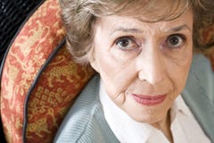 Cara de la mujer mayor seria que mira fijamente la cámara imágenes de archivo libres de regalías Cara de la mujer mayor seria que mira fijamente la cámara imágenes de archivo libres de regalías