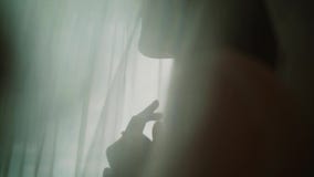 Cara de la novia hermosa joven debajo del velo de novia blanco Cierre para arriba almacen de metraje de vídeo Cara de la novia hermosa joven debajo del velo de novia blanco Cierre para arriba almacen de metraje de vídeo