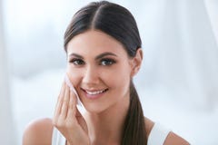 Cara de limpeza da mulher com as limpezas de limpeza faciais, removendo a composição foto de stock royalty free Cara de limpeza da mulher com as limpezas de limpeza faciais, removendo a composição foto de stock royalty free