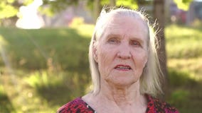 Cara de una mujer mayor con las arrugas y el pelo gris almacen de video Cara de una mujer mayor con las arrugas y el pelo gris almacen de video