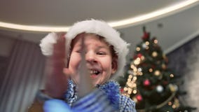 Cara del primer de las pequeñas manos sonrientes y que aplauden lindas asombrosas de la caja de regalo de la abertura del muchach metrajes Cara del primer de las pequeñas manos sonrientes y que aplauden lindas asombrosas de la caja de regalo de la abertura del muchach metrajes