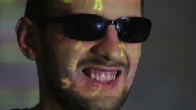 A cara do hacker com s?mbolos do monitor vídeos de arquivo A cara do hacker com s?mbolos do monitor vídeos de arquivo