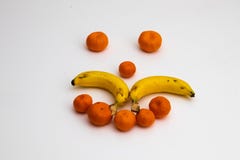 Cara dos frutos no fundo branco a cara fez com frutos frescos banana, tangerina do mandarino fotografia de stock royalty free Cara dos frutos no fundo branco a cara fez com frutos frescos banana, tangerina do mandarino fotografia de stock royalty free