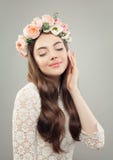 Cara f?mea nova Mulher bonita com pele clara e o retrato cor-de-rosa das flores foto de stock Cara f?mea nova Mulher bonita com pele clara e o retrato cor-de-rosa das flores foto de stock