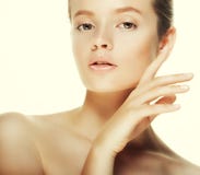Cara hermosa de la mujer de la salud con la piel limpia de la pureza - aislada en blanco fotos de archivo libres de regalías Cara hermosa de la mujer de la salud con la piel limpia de la pureza - aislada en blanco fotos de archivo libres de regalías