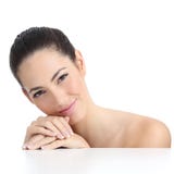Cara y manos suaves de la piel de la mujer de la belleza con la manicura francesa fotografía de archivo Cara y manos suaves de la piel de la mujer de la belleza con la manicura francesa fotografía de archivo