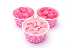 Caramella del cuore in tazze di carta del pois rosa fotografie stock libere da diritti Caramella del cuore in tazze di carta del pois rosa fotografie stock libere da diritti