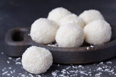Caramella della noce di cocco su un bordo di legno Palle rotonde della noce di cocco fotografia stock libera da diritti Caramella della noce di cocco su un bordo di legno Palle rotonde della noce di cocco fotografia stock libera da diritti