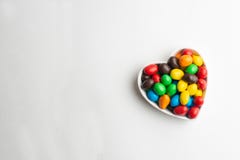 Caramelos de chocolate cubiertos formados en un corazón imágenes de archivo libres de regalías Caramelos de chocolate cubiertos formados en un corazón imágenes de archivo libres de regalías