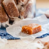 Caramels de la graine de s?same photos libres de droits Caramels de la graine de s?same photos libres de droits