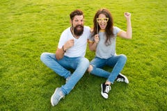 Caras alegres del inconformista barbudo del hombre y de la mujer bonita D?a de la juventud Pares en apoyos alegres de la cabina d foto de archivo Caras alegres del inconformista barbudo del hombre y de la mujer bonita D?a de la juventud Pares en apoyos alegres de la cabina d foto de archivo