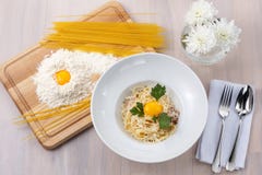 Carbonara de las pastas en una placa imágenes de archivo libres de regalías Carbonara de las pastas en una placa imágenes de archivo libres de regalías