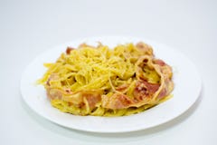 Carbonara van deegwaren Thuis het koken Spaghetti met bacon, kruiden en Parmezaanse kaaskaas Deegwaren Carbonara op een witte ach royalty-vrije stock fotografie Carbonara van deegwaren Thuis het koken Spaghetti met bacon, kruiden en Parmezaanse kaaskaas Deegwaren Carbonara op een witte ach royalty-vrije stock fotografie