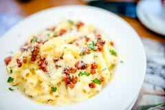 Carbonara макаронных изделий служило на penne с беконом, петрушкой стоковое изображение Carbonara макаронных изделий служило на penne с беконом, петрушкой стоковое изображение