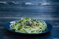 Carbonara макаронных изделий со свининой, свежими травами, взбрызнутыми с сезамом поверх голубой плиты r r стоковые фото Carbonara макаронных изделий со свининой, свежими травами, взбрызнутыми с сезамом поверх голубой плиты r r стоковые фото