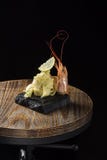 Carbonara ‹â€ ‹θάλασσας †με το λεμόνι και γαρίδες στο ξύλο στοκ εικόνες με δικαίωμα ελεύθερης χρήσης Carbonara ‹â€ ‹θάλασσας †με το λεμόνι και γαρίδες στο ξύλο στοκ εικόνες με δικαίωμα ελεύθερης χρήσης