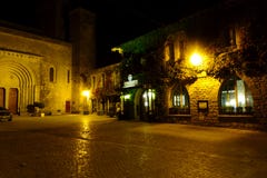 Carcassone Verzaubernde Nachtansicht des gepflasterten Quadrats umgeben durch alte Häuser stockfotografie Carcassone Verzaubernde Nachtansicht des gepflasterten Quadrats umgeben durch alte Häuser stockfotografie